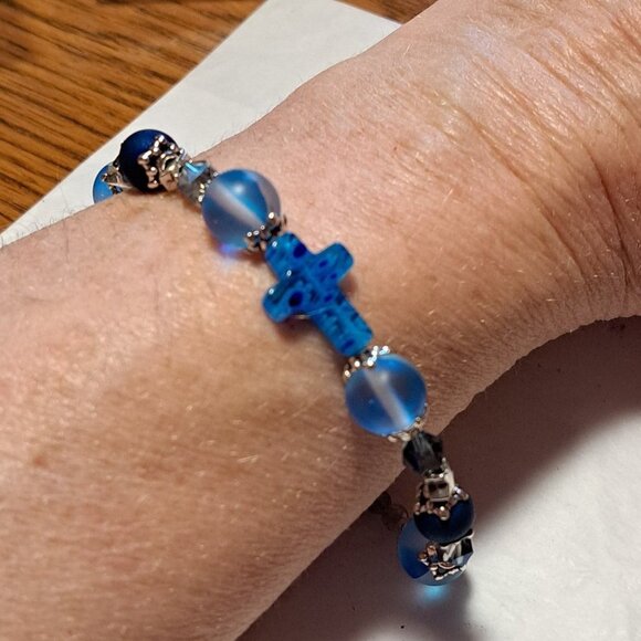 Handmade Blue and Silvertone Cross Bracelet 8.5" - Picture 5 of 5